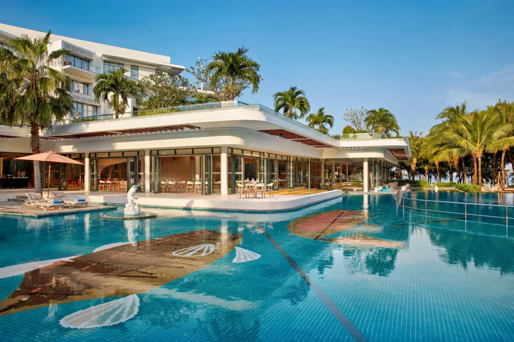 Resort ven biển sang trọng với hồ bơi hướng biển, lựa chọn nghỉ dưỡng hoàn hảo cho du lịch Phú Quốc tháng 8.