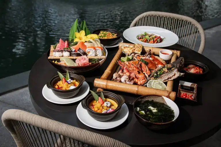 Resort ven biển sang trọng với hồ bơi hướng biển, lựa chọn nghỉ dưỡng hoàn hảo cho du lịch Phú Quốc tháng 8.