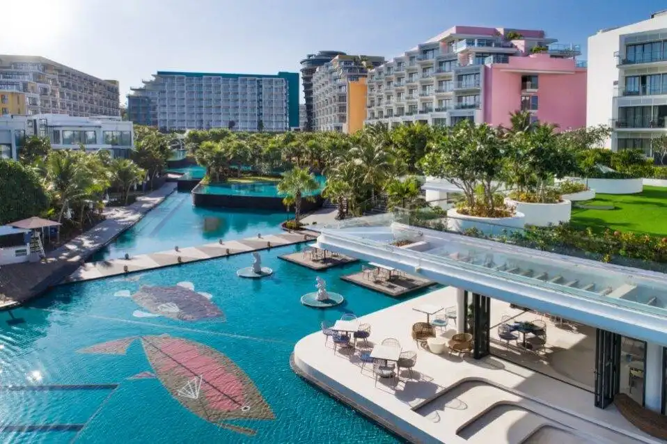 Resort ven biển sang trọng với hồ bơi hướng biển, lựa chọn nghỉ dưỡng hoàn hảo cho du lịch Phú Quốc tháng 8.