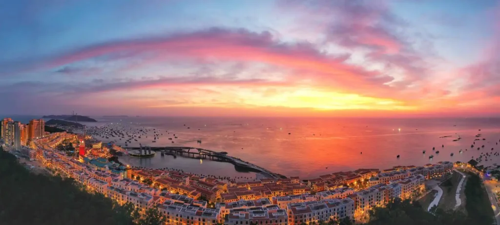 Hoàng hôn rực rỡ trên biển đảo ngọc, khung cảnh lãng mạn của du lịch Phú Quốc tháng 8.