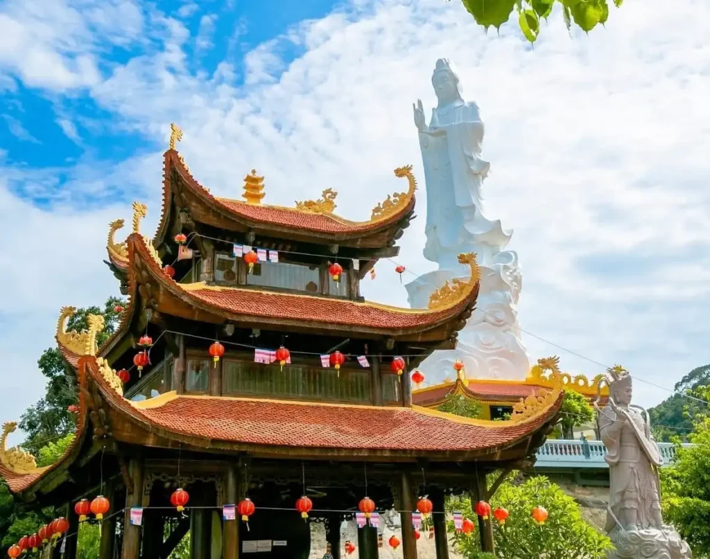 Chùa Hộ Quốc Phú Quốc: 10 Điều Cần Biết Trước Khi Đến Thăm 2 Toàn cảnh chùa Hộ Quốc Phú Quốc nhìn từ trên cao với khung cảnh biển xanh hùng vĩ.