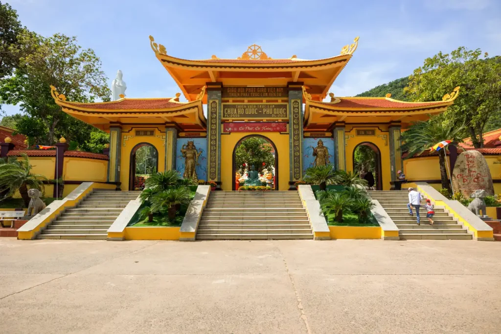 Chùa Hộ Quốc Phú Quốc: 10 Điều Cần Biết Trước Khi Đến Thăm 1 Cổng tam quan chùa Hộ Quốc Phú Quốc hướng ra biển mang vẻ đẹp hài hòa giữa thiên nhiên và tâm linh.