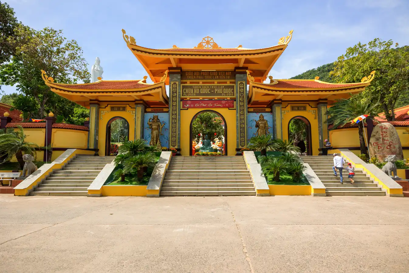 Cổng tam quan chùa Hộ Quốc Phú Quốc hướng ra biển mang vẻ đẹp hài hòa giữa thiên nhiên và tâm linh.