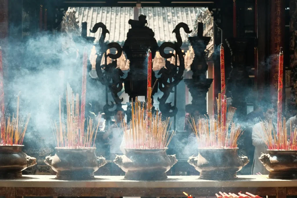 Bí Ẩn Dinh Cậu Phú Quốc: Nơi Tín Ngưỡng Linh Thiêng Của Ngư Dân 8 Du khách thắp hương cầu may tại Dinh Cậu Phú Quốc, điểm đến linh thiêng của người dân đảo.