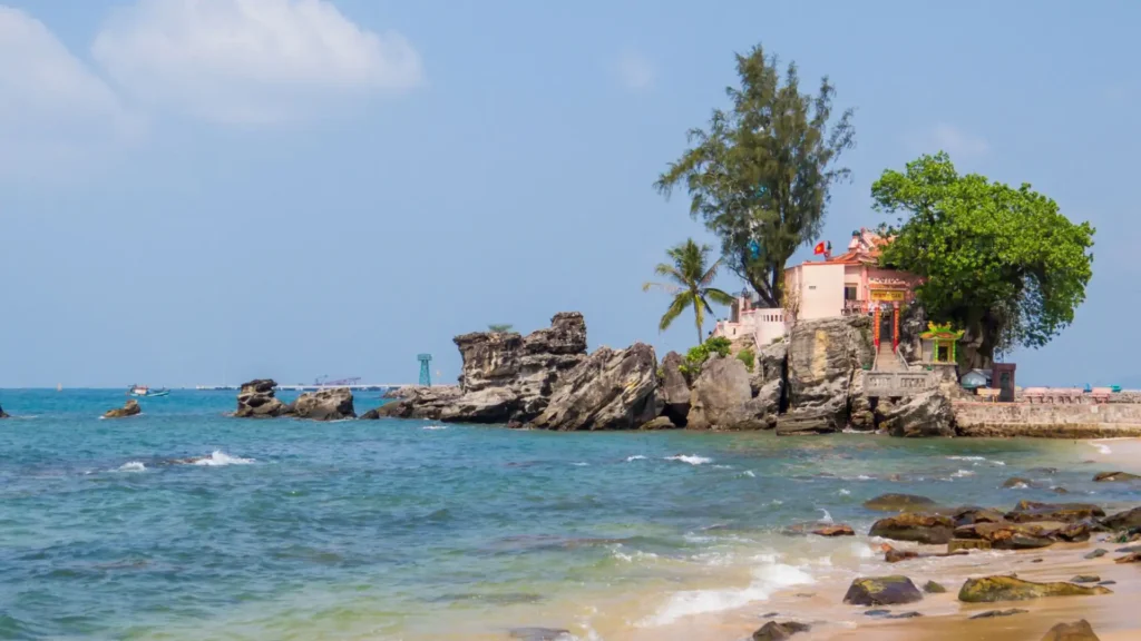 Bí Ẩn Dinh Cậu Phú Quốc: Nơi Tín Ngưỡng Linh Thiêng Của Ngư Dân 12 Toàn cảnh Dinh Cậu Phú Quốc nằm trên ghềnh đá hướng ra biển xanh bao la.