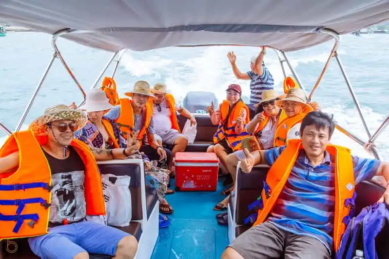 Фукуок Дайвинг: 7 Лучших Мест для Погружения Новичкам и Профессионалам 20 Туристы наслаждаются подводным миром во время дайвинга на Фукуоке.