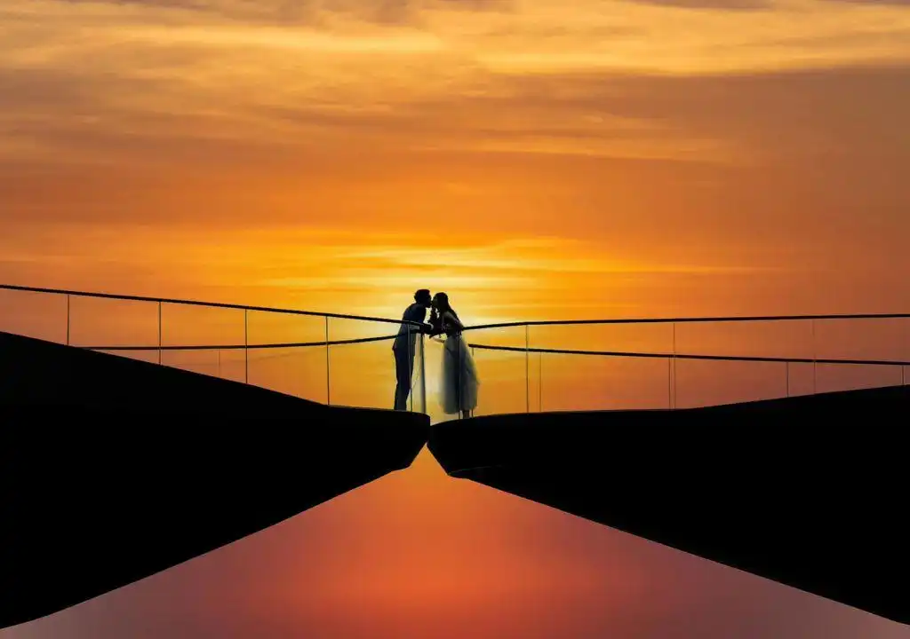 Мост Поцелуев Фукуок: Полное Руководство по Посещению Романтического Места 7 Современная архитектура моста поцелуев Фукуок на фоне голубого неба.