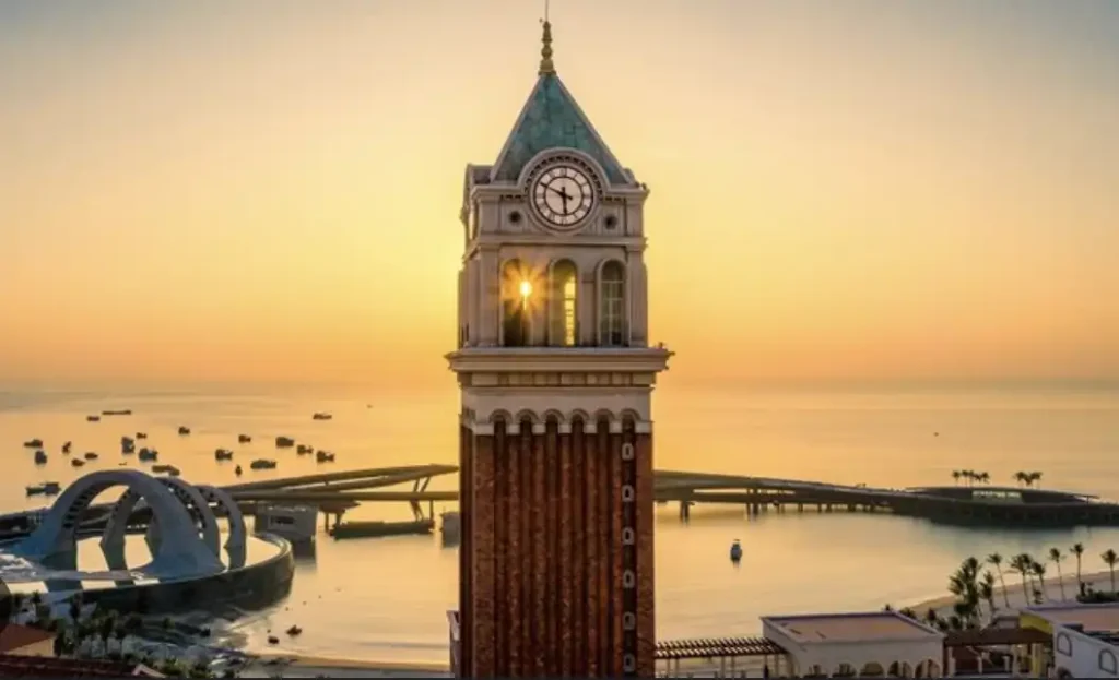 Полный Путеводитель по Сансет Таун Фукуок: Что Посмотреть и Чем Заняться. 11 Туристы гуляют по набережной Сансет Таун Фукуок среди красочных зданий.