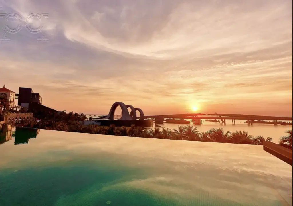 Мост Поцелуев Фукуок: Полное Руководство по Посещению Романтического Места 8 Современная архитектура моста поцелуев Фукуок на фоне голубого неба.