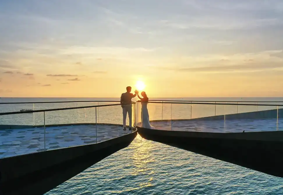 Мост Поцелуев Фукуок: Полное Руководство по Посещению Романтического Места 10 Современная архитектура моста поцелуев Фукуок на фоне голубого неба.