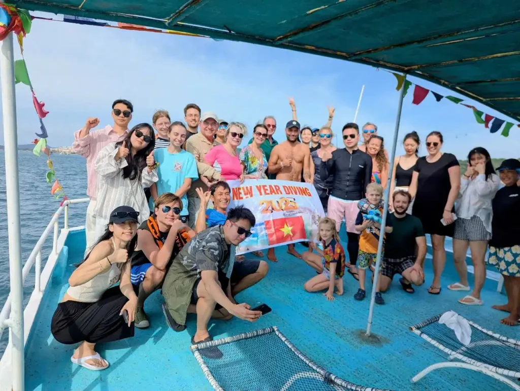 Фукуок Дайвинг: 7 Лучших Мест для Погружения Новичкам и Профессионалам 21 Туристы наслаждаются подводным миром во время дайвинга на Фукуоке.