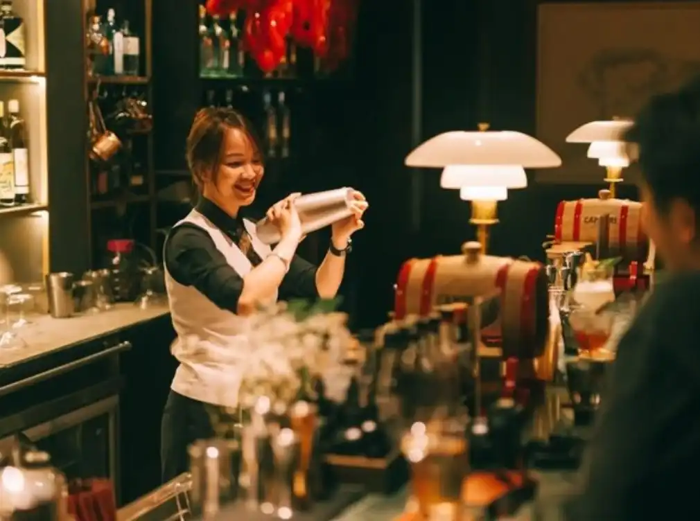 富國島夜生活:2025年最新10大熱門酒吧與夜市推薦 3 富國島夜生活的海灘酒吧,遊客在音樂與海風中放鬆。