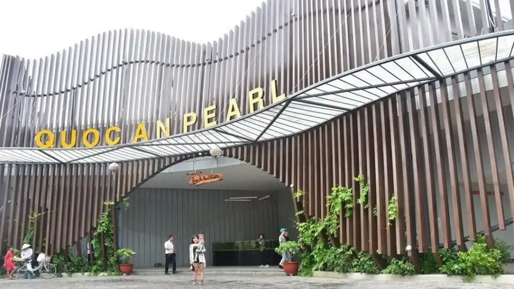 富國島珍珠:揭開越南珍珠的秘密與選購指南 14 遊客參觀富國島珍珠博物館,了解珍珠培育過程。