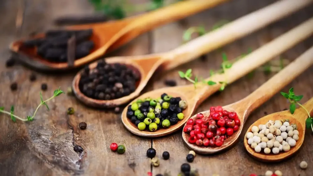 富國島胡椒:為什麼它是世界上最好的胡椒? 14 富國島胡椒曬乾過程中,農民在陽光下翻動胡椒粒。