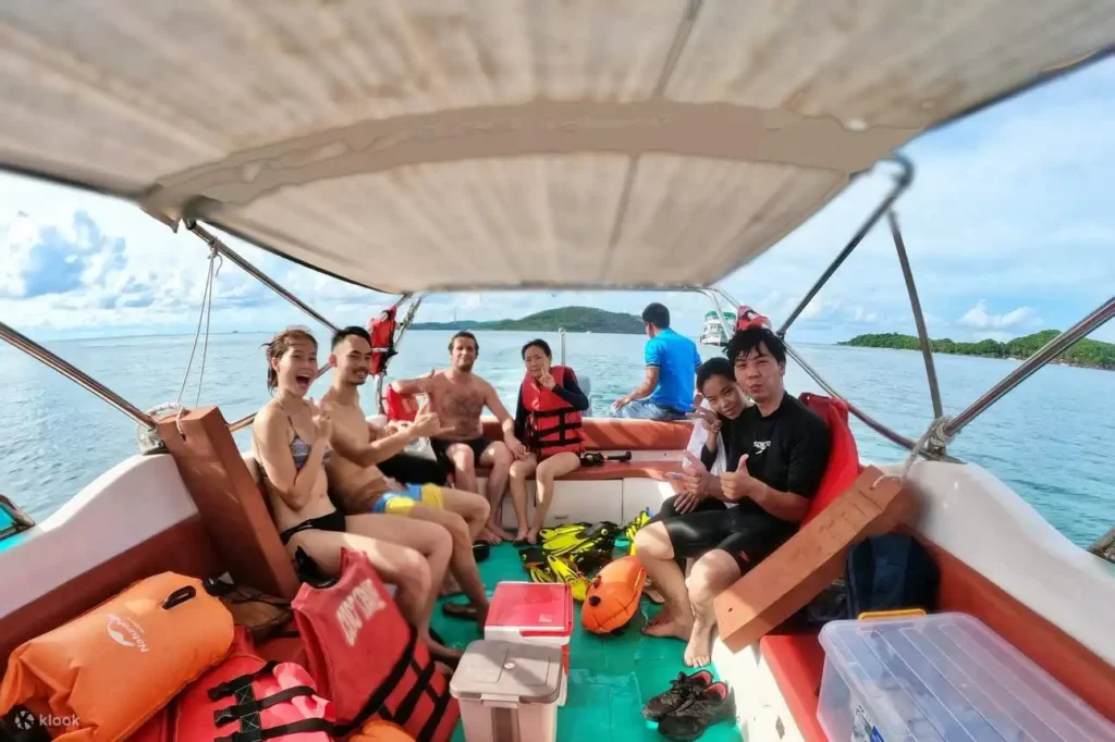 Фукуок Дайвинг: 7 Лучших Мест для Погружения Новичкам и Профессионалам 22 Туристы наслаждаются подводным миром во время дайвинга на Фукуоке.