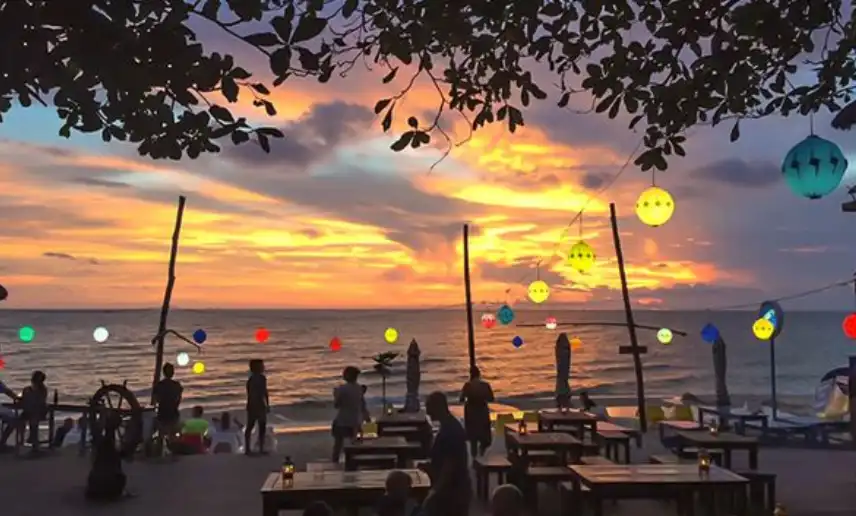 富國島夜生活:2025年最新10大熱門酒吧與夜市推薦 2 富國島夜生活的海灘酒吧,遊客在音樂與海風中放鬆。