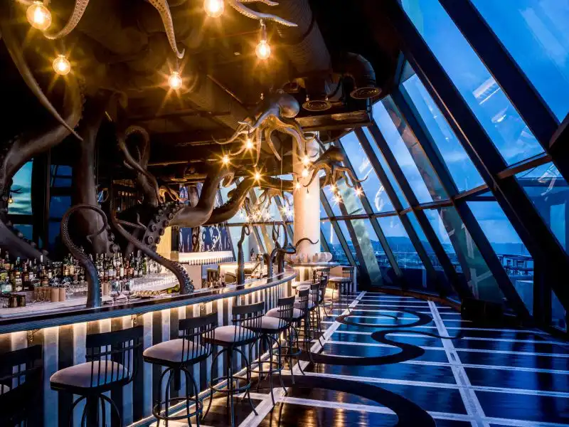 富國島夜生活:2025年最新10大熱門酒吧與夜市推薦 5 富國島夜生活的海灘酒吧,遊客在音樂與海風中放鬆。