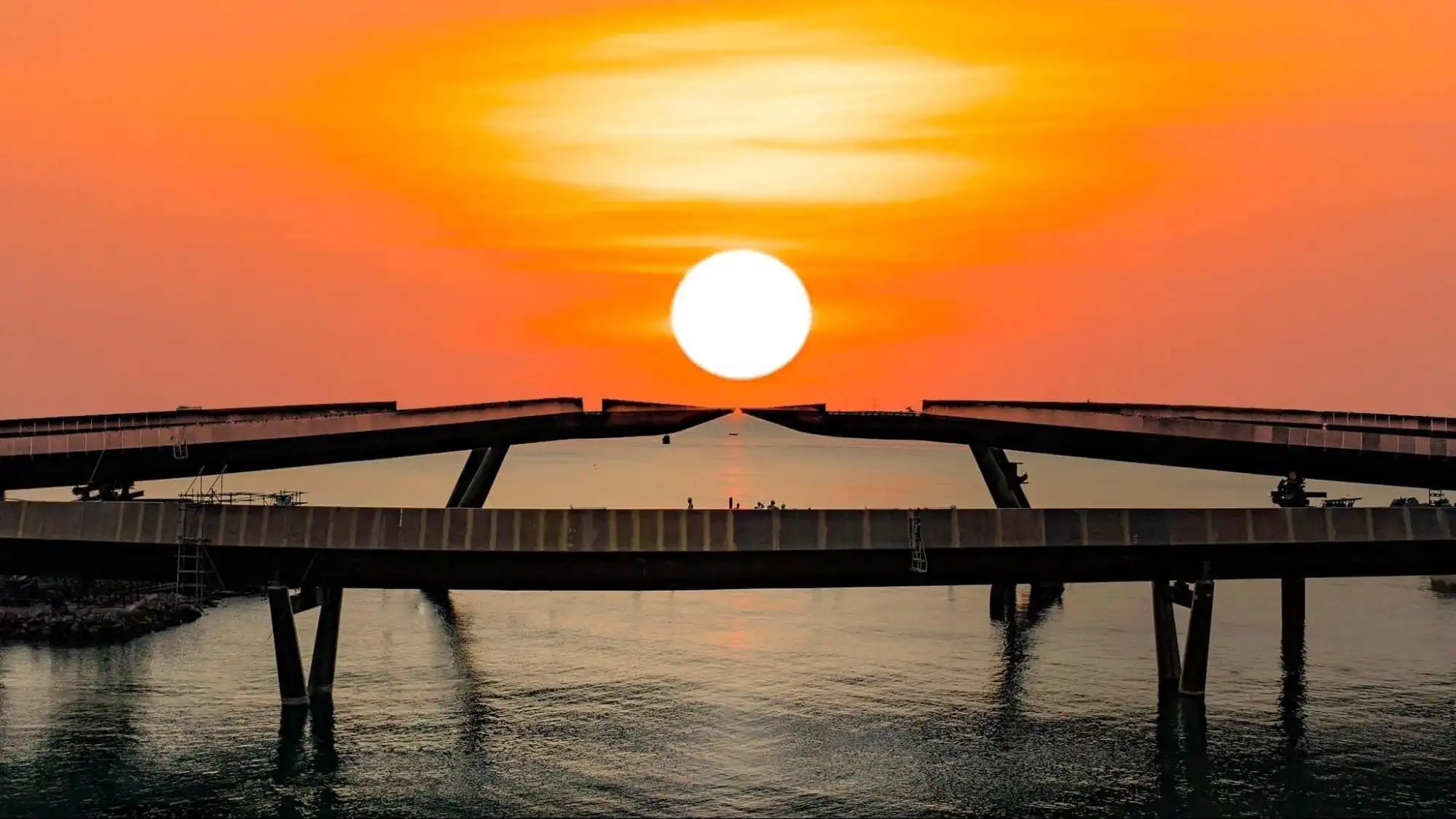 Современная архитектура моста поцелуев Фукуок на фоне голубого неба.