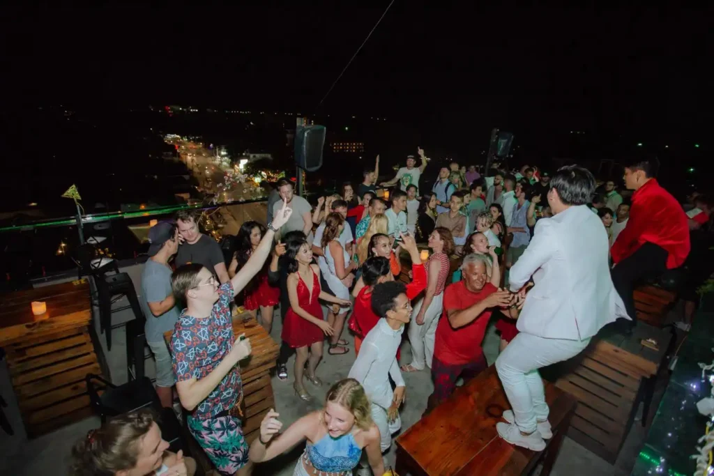 富國島夜生活:2025年最新10大熱門酒吧與夜市推薦 7 富國島夜生活的海灘酒吧,遊客在音樂與海風中放鬆。