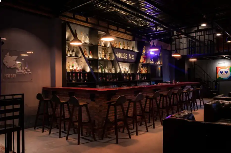 富國島夜生活:2025年最新10大熱門酒吧與夜市推薦 6 富國島夜生活的海灘酒吧,遊客在音樂與海風中放鬆。