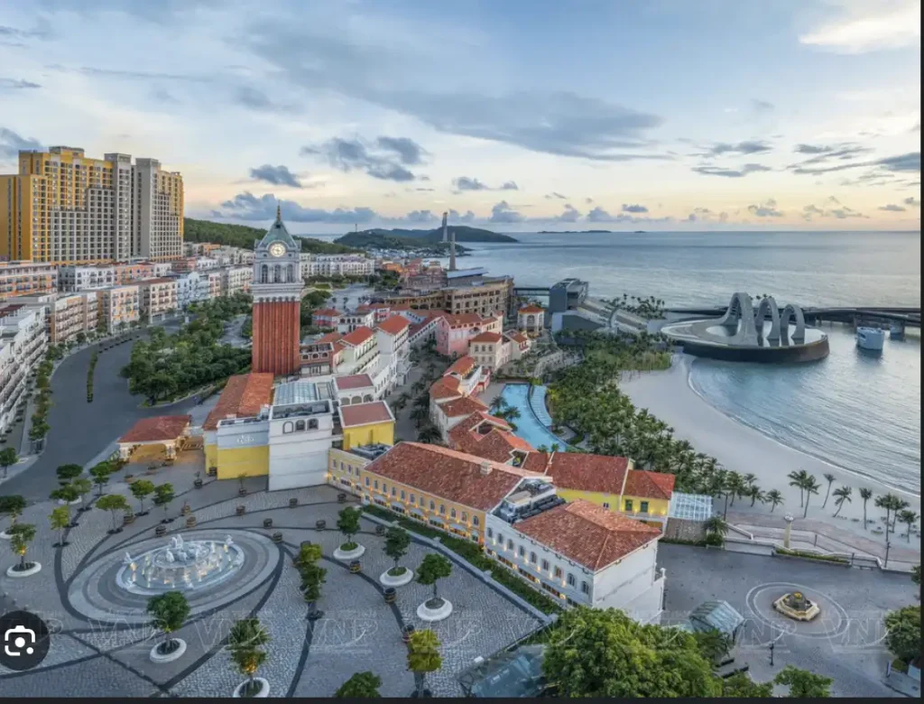 Полный Путеводитель по Сансет Таун Фукуок: Что Посмотреть и Чем Заняться. 5 Туристы гуляют по набережной Сансет Таун Фукуок среди красочных зданий.