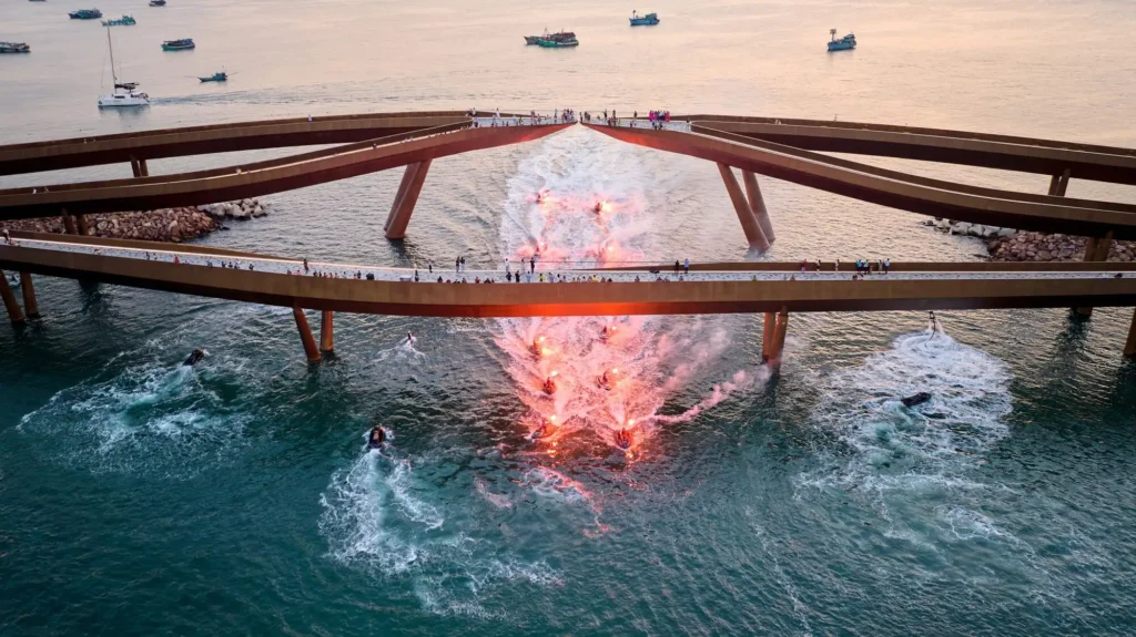 푸꾸옥 키스 브릿지: 2025년 방문을 위한 완벽 가이드 11 Aerial view of Kiss Bridge Phu Quoc connecting two curved walkways over the sea.
