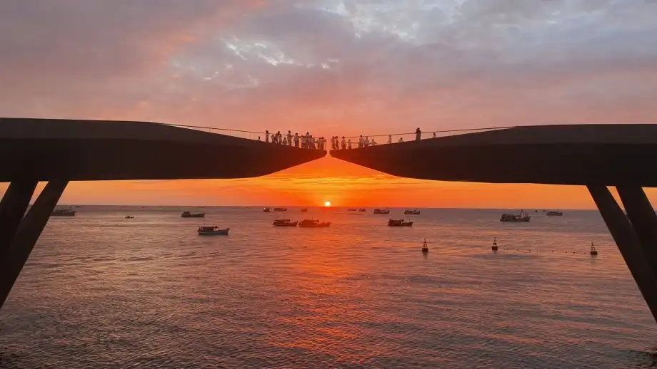 푸꾸옥 키스 브릿지: 2025년 방문을 위한 완벽 가이드 8 Aerial view of Kiss Bridge Phu Quoc connecting two curved walkways over the sea.