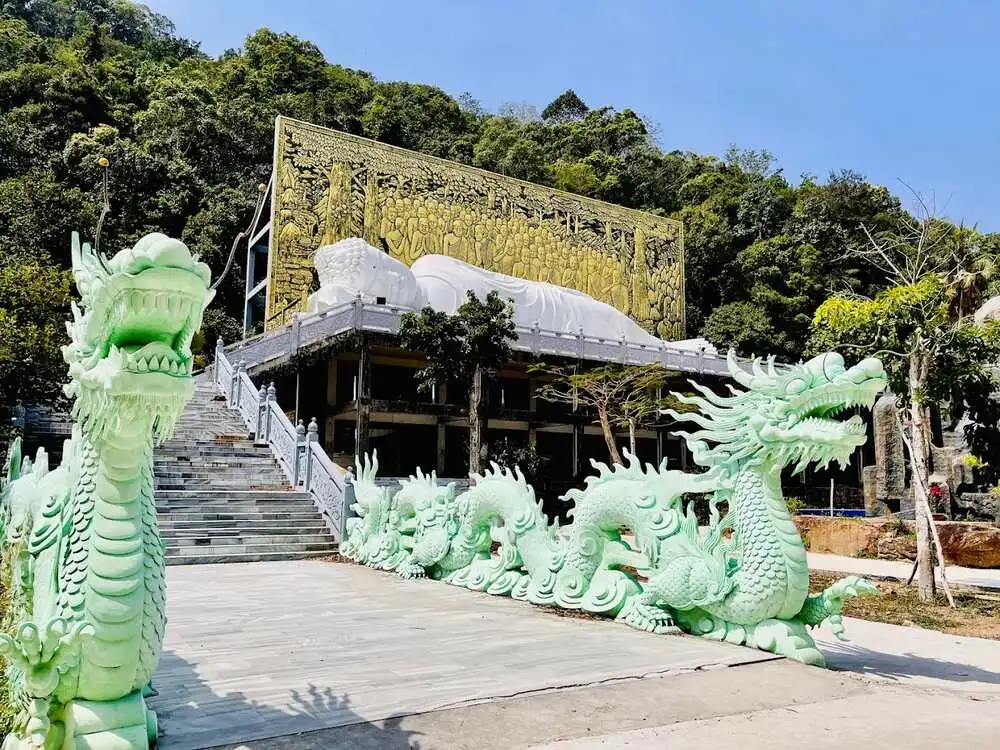 Chùa Sư Muôn Phú Quốc: Khám Phá Ngôi Chùa Cổ Kính và Linh Thiêng Nhất Đảo Ngọc 8 Khung cảnh thanh tịnh của chùa Sư Muôn Phú Quốc với kiến trúc Phật giáo hài hòa giữa thiên nhiên và không gian xanh yên bình.