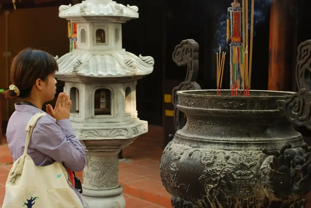 Chùa Sư Muôn Phú Quốc: Khám Phá Ngôi Chùa Cổ Kính và Linh Thiêng Nhất Đảo Ngọc 13 Khung cảnh thanh tịnh của chùa Sư Muôn Phú Quốc với kiến trúc Phật giáo hài hòa giữa thiên nhiên và không gian xanh yên bình.