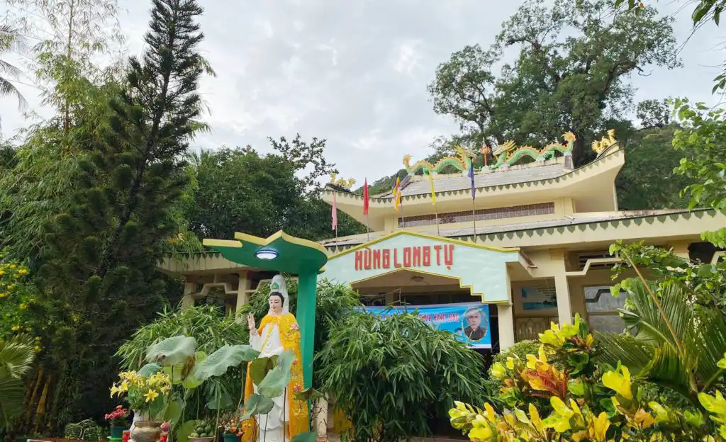 Khung cảnh thanh tịnh của chùa Sư Muôn Phú Quốc với kiến trúc Phật giáo hài hòa giữa thiên nhiên và không gian xanh yên bình.