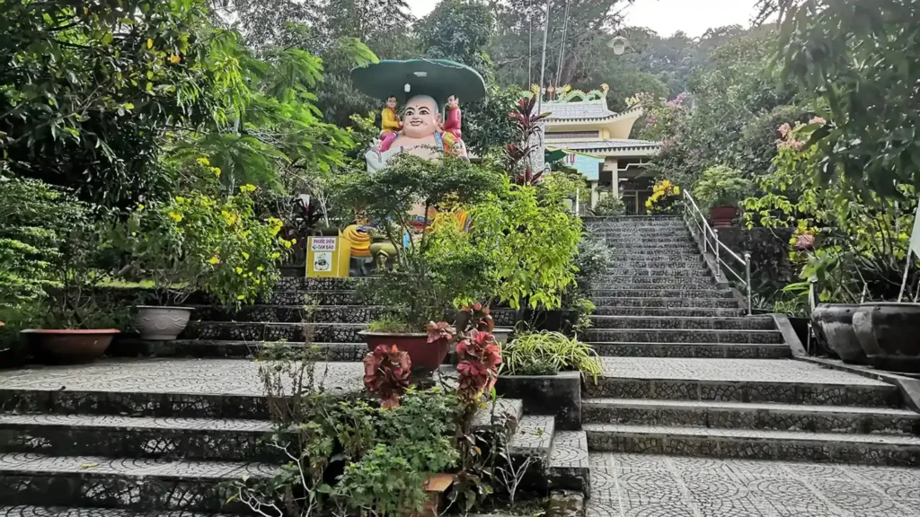 Chùa Sư Muôn Phú Quốc: Khám Phá Ngôi Chùa Cổ Kính và Linh Thiêng Nhất Đảo Ngọc 3 Khung cảnh thanh tịnh của chùa Sư Muôn Phú Quốc với kiến trúc Phật giáo hài hòa giữa thiên nhiên và không gian xanh yên bình.