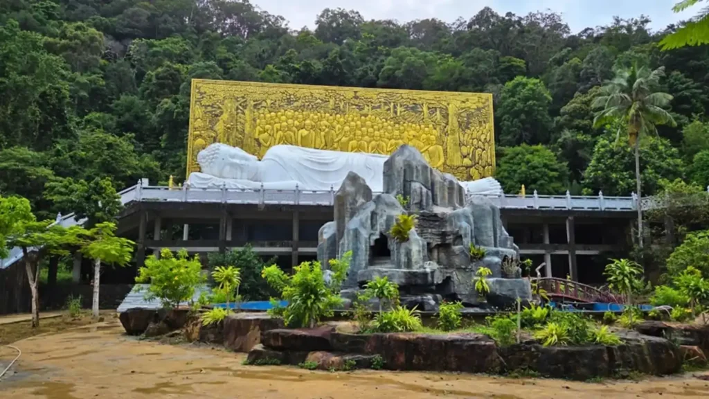 Chùa Sư Muôn Phú Quốc: Khám Phá Ngôi Chùa Cổ Kính và Linh Thiêng Nhất Đảo Ngọc 5 Khung cảnh thanh tịnh của chùa Sư Muôn Phú Quốc với kiến trúc Phật giáo hài hòa giữa thiên nhiên và không gian xanh yên bình.