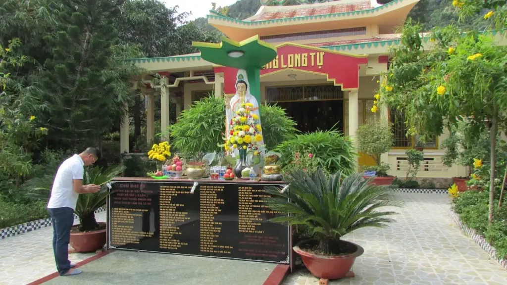 Chùa Sư Muôn Phú Quốc: Khám Phá Ngôi Chùa Cổ Kính và Linh Thiêng Nhất Đảo Ngọc 4 Khung cảnh thanh tịnh của chùa Sư Muôn Phú Quốc với kiến trúc Phật giáo hài hòa giữa thiên nhiên và không gian xanh yên bình.