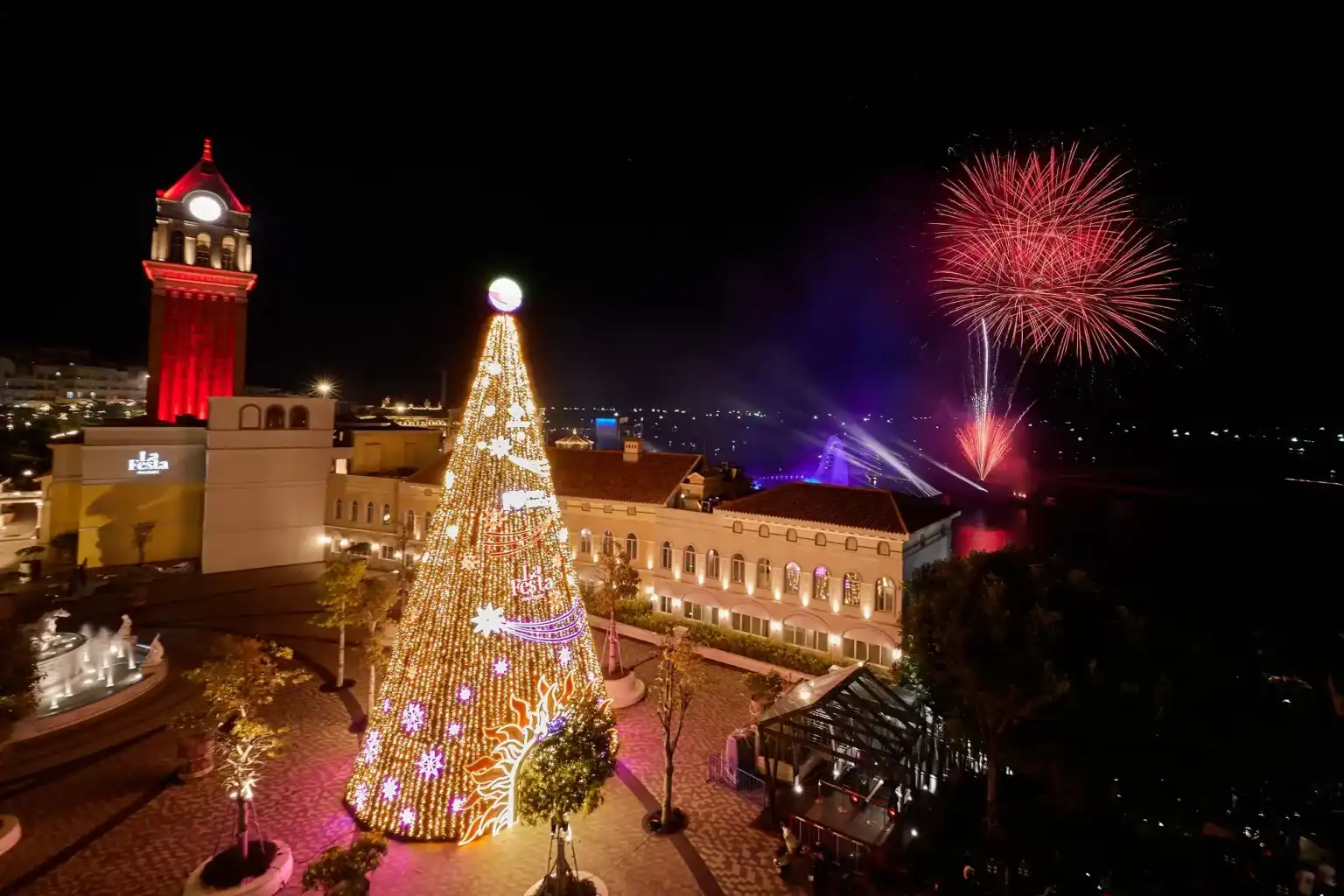 푸꾸옥 크리스마스 기간에 여행객들이 해변에서 즐기는 휴양 모습.