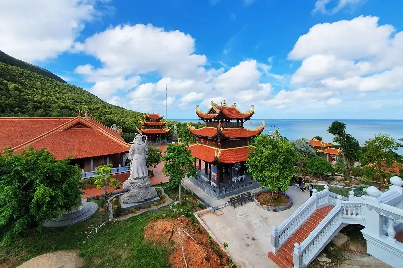Phu Quoc Pagoda Guide: Visiting Ho Quoc & the Island's Sacred Sites 5 Phu Quoc Pagoda Guide: Visiting Ho Quoc & the Island’s Sacred Sites